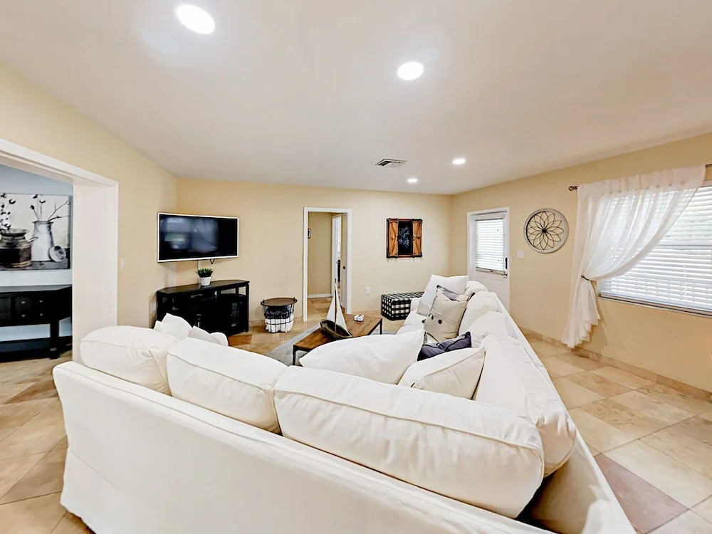 1919 Siesta Drive Home 4 Bedrooms 2 Bathrooms Home