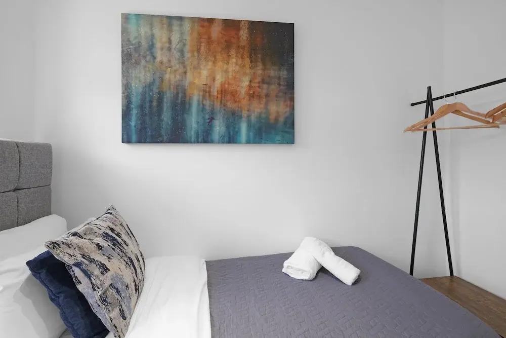 Spacious 5BR 3BA Serviced Hse in Croydon