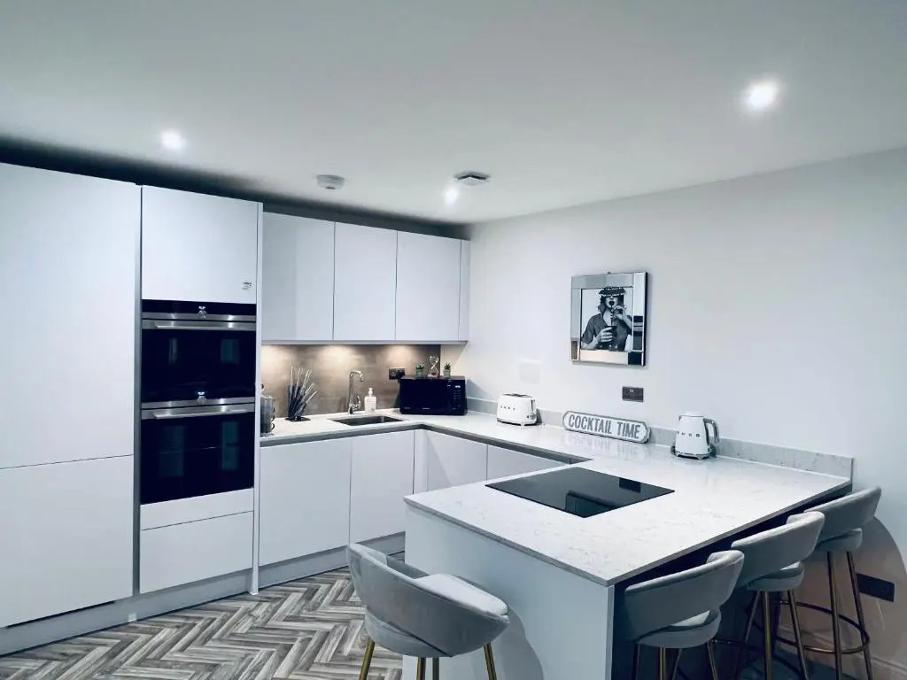 DESIGNER HOUSE - University of Glasgow / Central Glasgow 'Hillhead' West End G12 - Luxurious & Contemporary Detached House / Terrace / Garden / 'electric car charging' Garage Parking