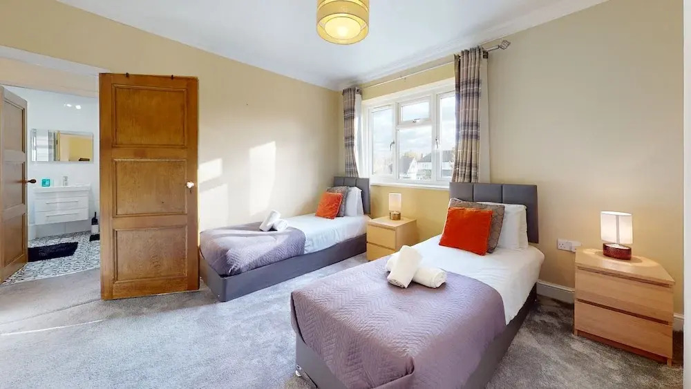 Immaculate 4-bed House in Romford