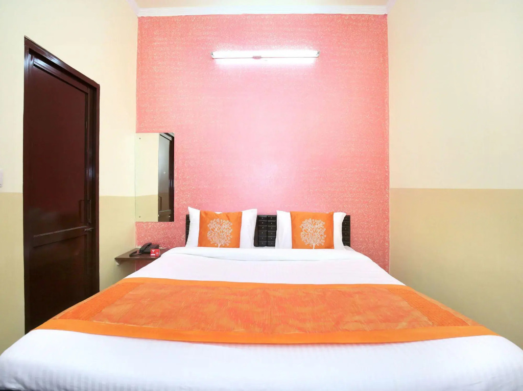 OYO 11886 Hotel Crystal