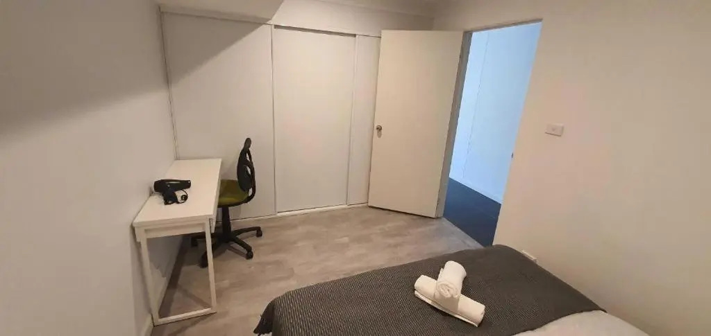 Dana-Cozy Private Room in Shared Central Apt-Rm 2