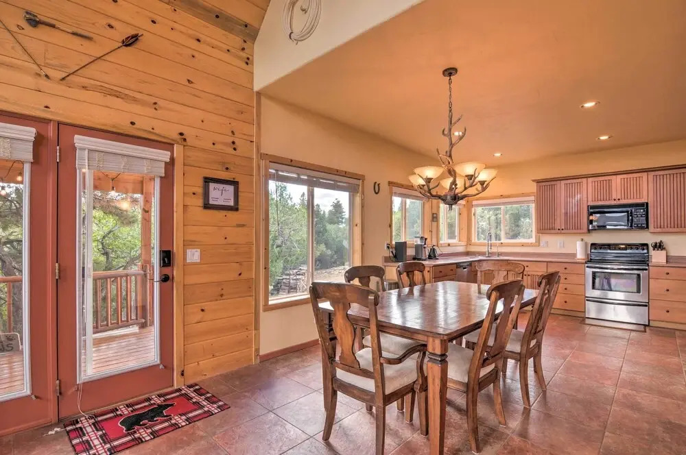Gorgeous Alton Cabin w/ Deck + Mountain Views