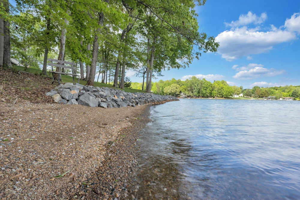 Lake Point Retreat - Lakefront Home With Hot Tub, Fire pit & Game Room