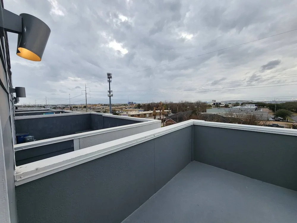 "modern 3bed Townhome. Near Nrg"
