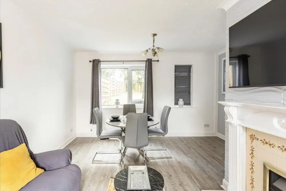 Come & Unwind in Charming 5 Bed House in Blackburn
