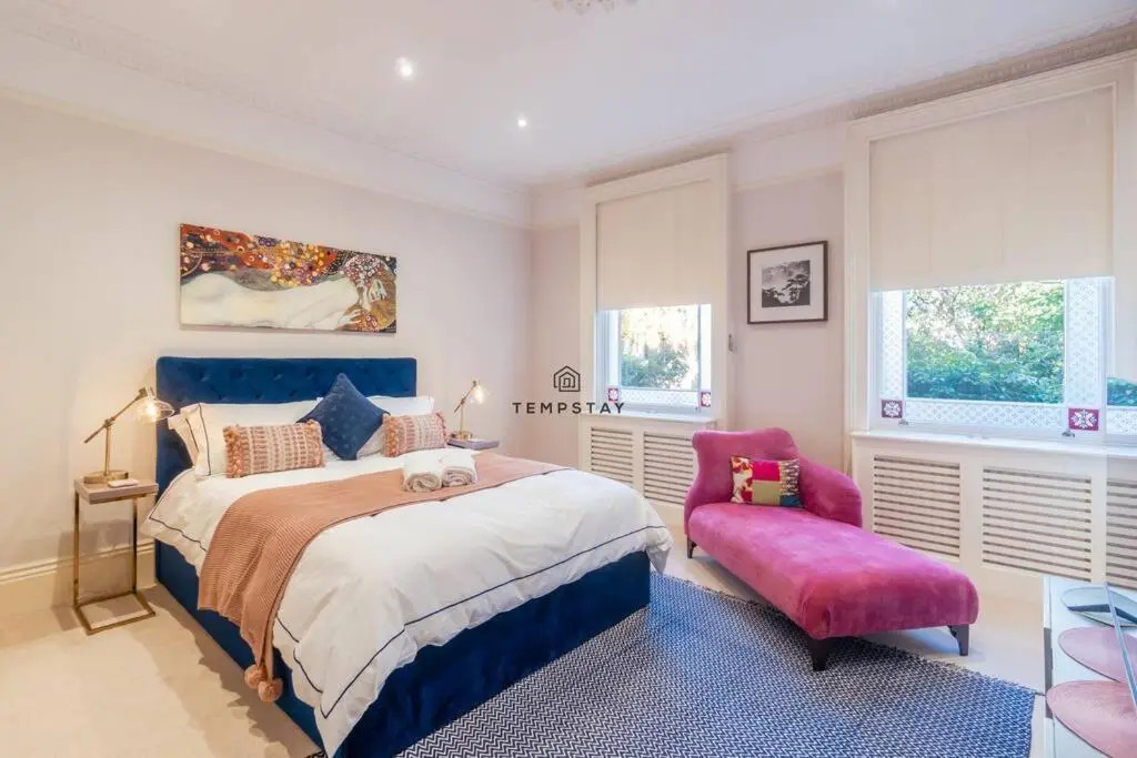 5 Min To Castle & Shops - Charming Character Home