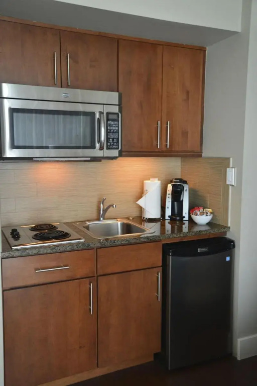 Rosedale on Robson Suite Hotel