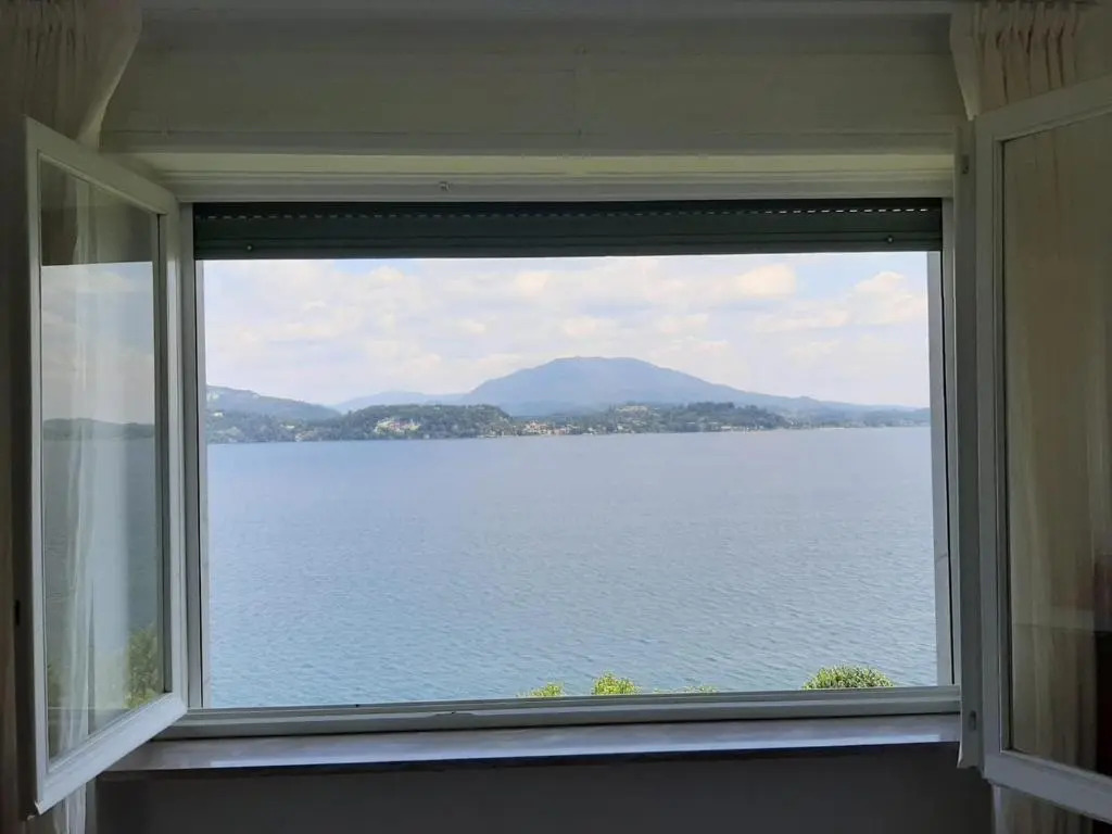 Appartamento GIOIOSA 1 con ampio terrazzo e vista Lago