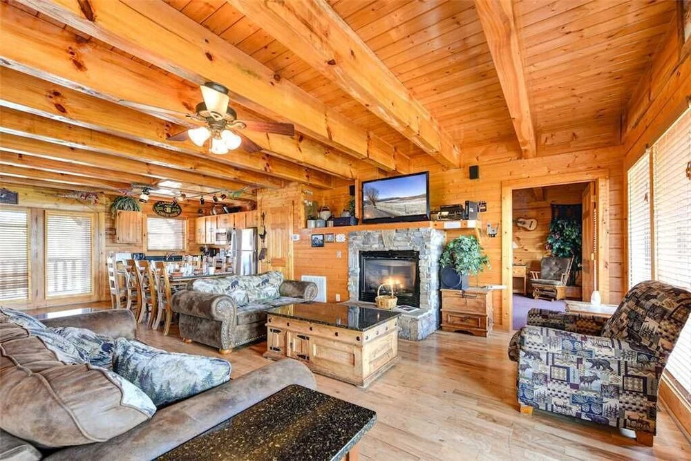 Mountaintop Lodge - Eight Bedroom Cabin