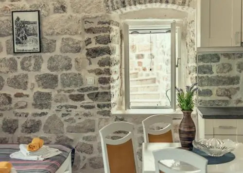 Sunny Port Apartment & Rooms