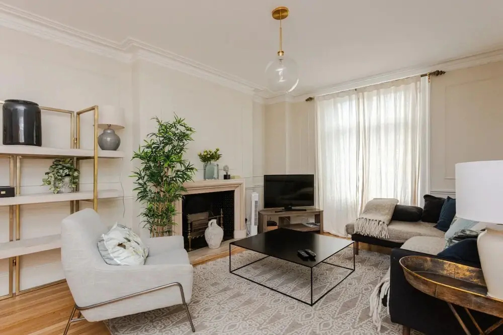 Beautiful 5 Bedroom Home With Garden in South Kensington