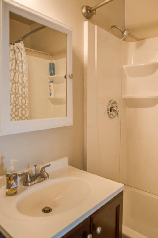 Lively 1 Bedroom Apt Near Lake