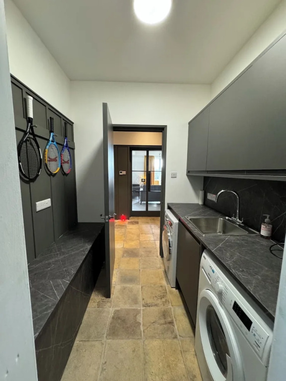 Captivating 5-bed Apartment Near Sion Mills
