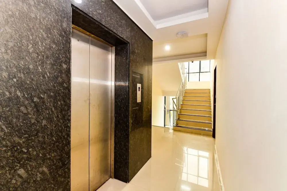 OYO Flagship 38119 Tristar Residency