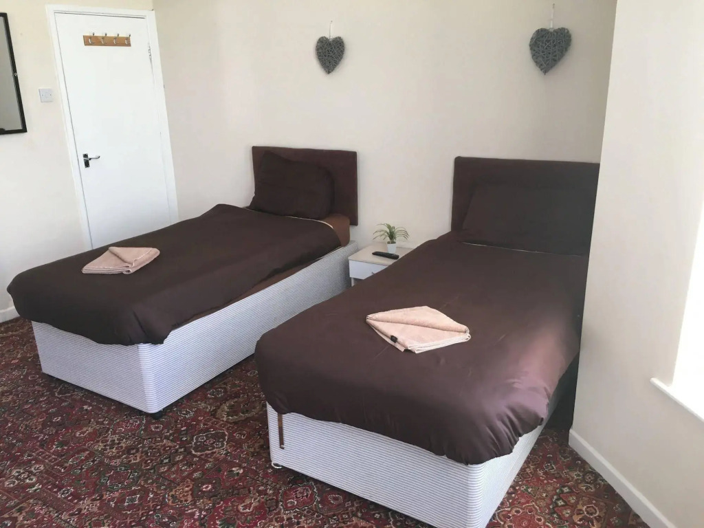 Castle Lodge Guest House 86-88 Sheil Rd L6 3AF