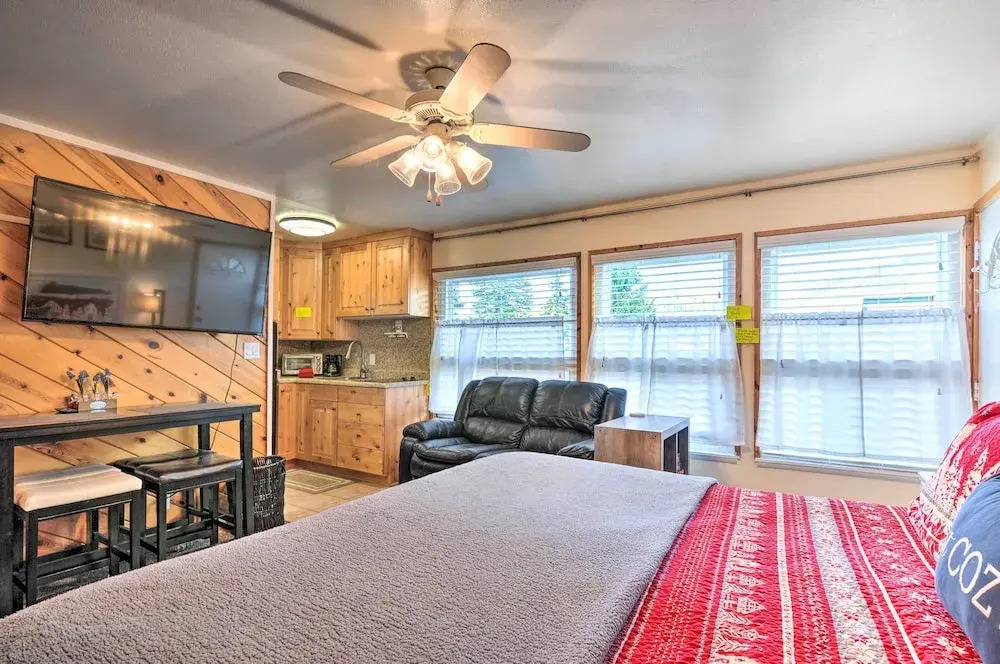 Cozy Studio w/ Fireplace ~ 1 Mi to Ski Resort