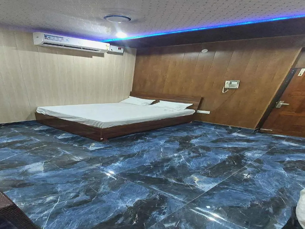 POP 70153 Hotel New City Residency
