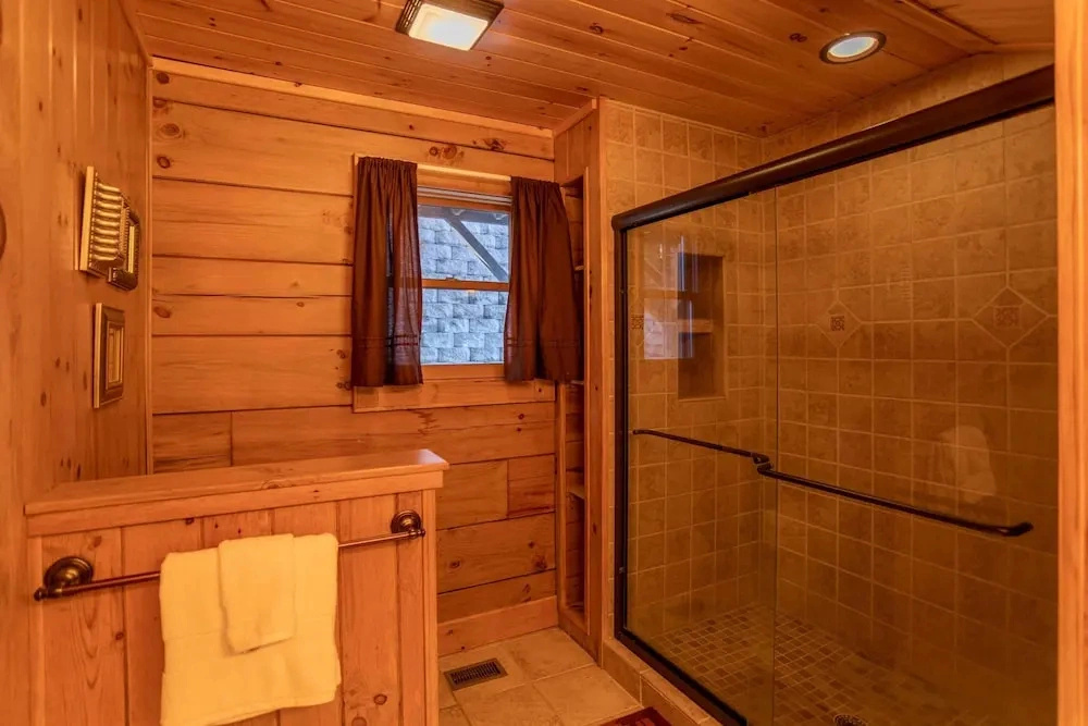Faraway Skies Hot Tub, Total Privacy, 20 Mins to Boone