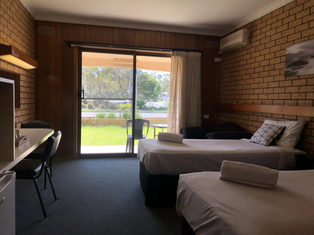 Lakeside Motel Waterfront