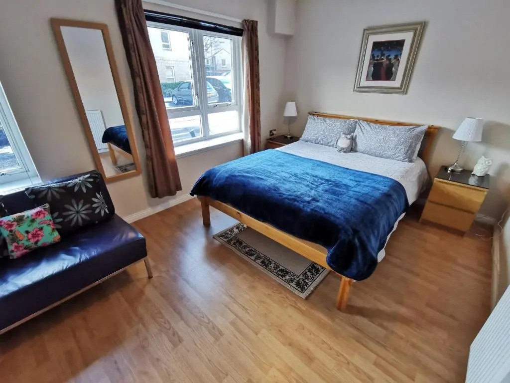 4 bedroom apartment with FREE parking perfect for groups and families!