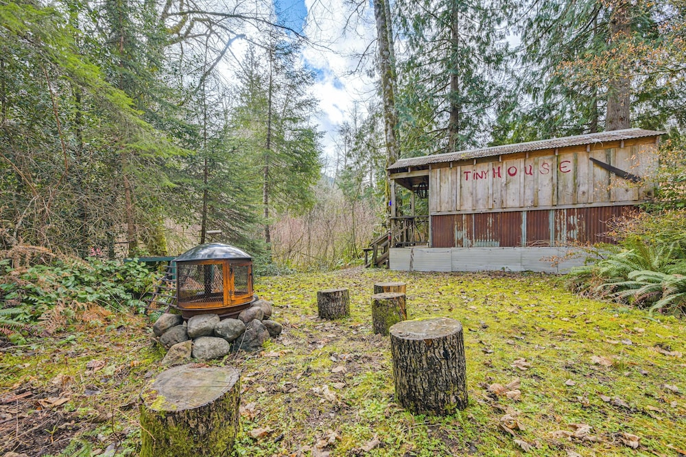 5 Mi to Mt Rainier Park: Unique & Rustic Getaway