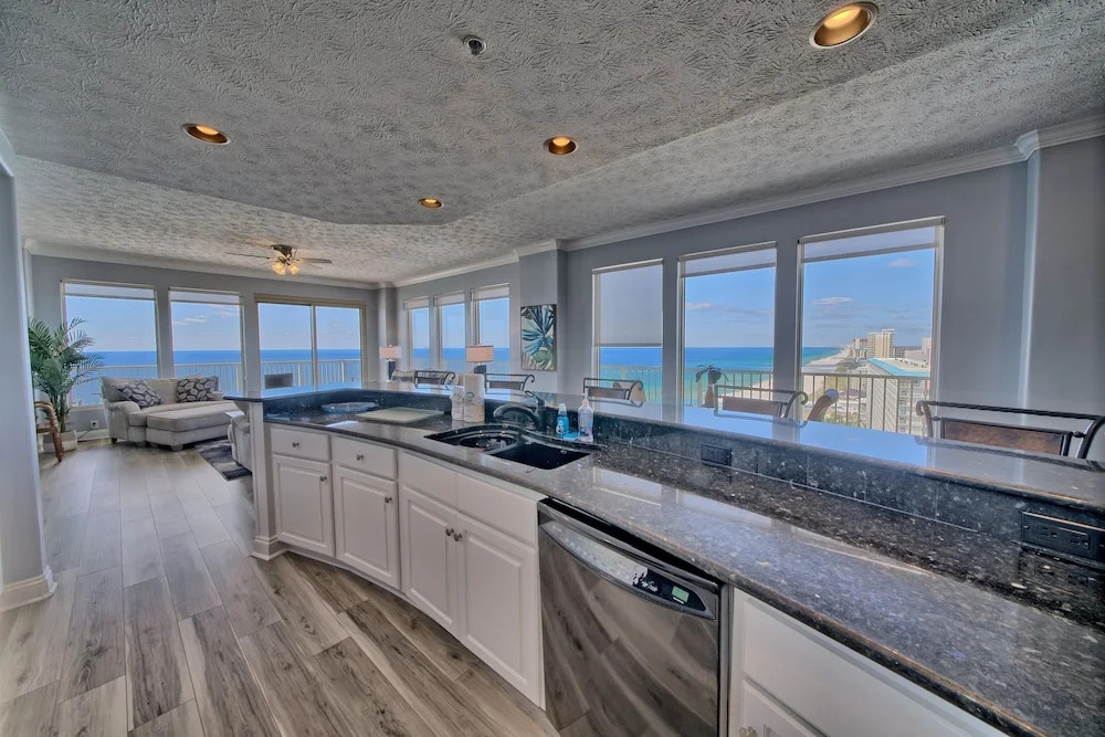 Spacious Tropical Condominium at 17th Floor with Beach and Pool Access - Unit 1707 by RedAwning