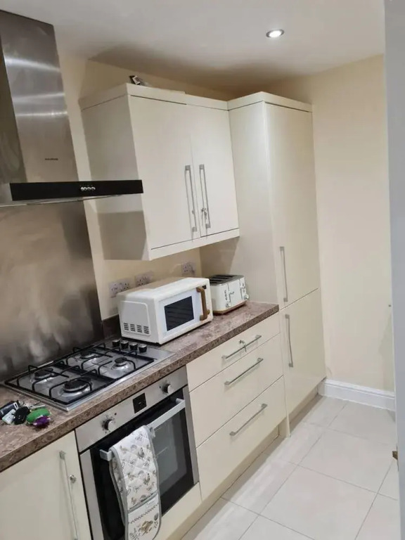 Spacious 3-bed House - Sleeps 8, Garden & Parking