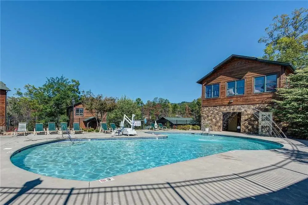 Majestic Manor - Three Bedroom Cabin