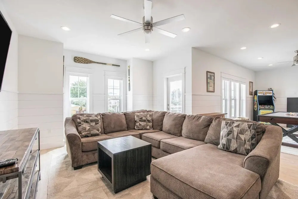 2 Homes in Destin by Avantstay   Sleeps 30, Private Pool+hot Tub, Game Room, Outdoor Bar, Walk to Beach