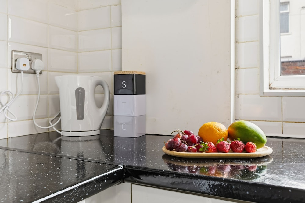 House - Sleeps 6 - On Street Parking