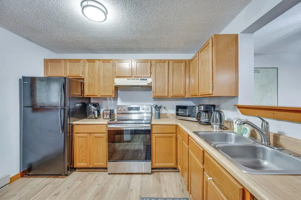 Lincoln Apartment w/ Balcony: 2 Mi to Loon Mtn!