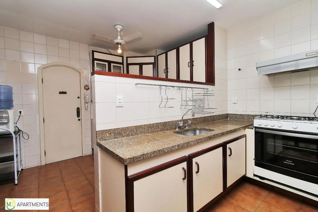 Enorme Sala e 3 quartos suite com vista frontal para o mar no posto 6 em Copacabana para ate 10 pessoas