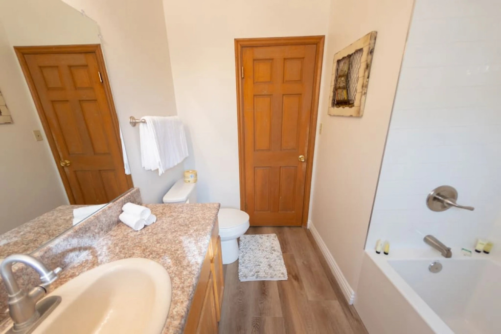 BEAUTIFUL 4-BEDROOM BURBANK HOME WITH SWIMMING POOL!  (p12)