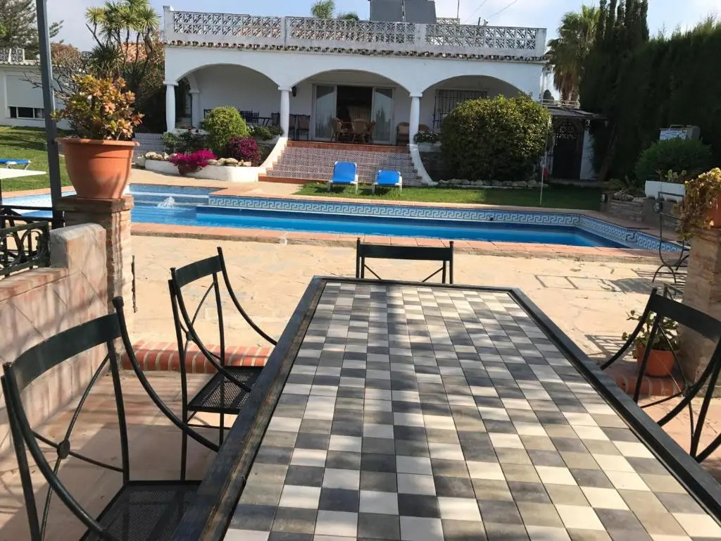 Marbella beautiful renovated villa 5 bedrooms, 3 bathrooms, private heated pool, close beach plage, 10 to 12 people, ping pong, private pétanque