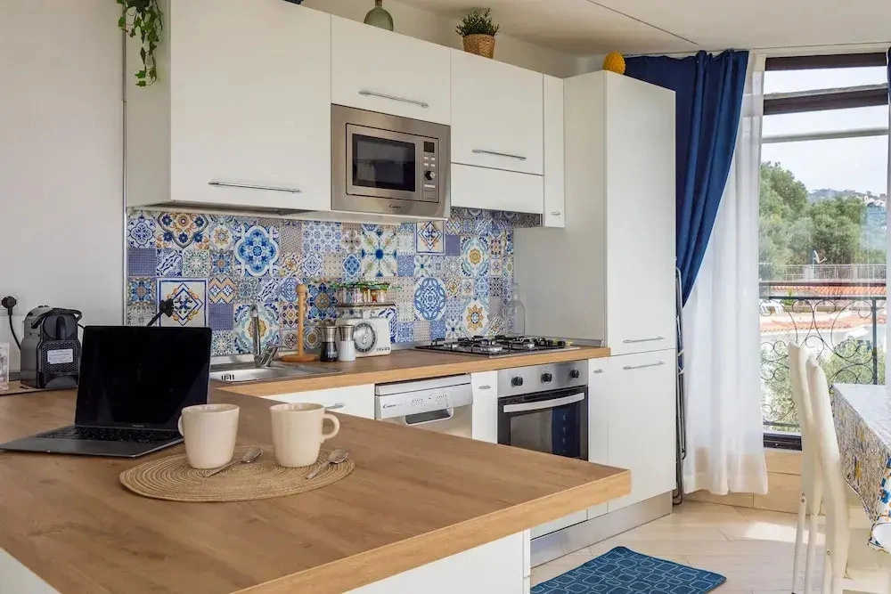 De Vivo Realty - Villa Lotos