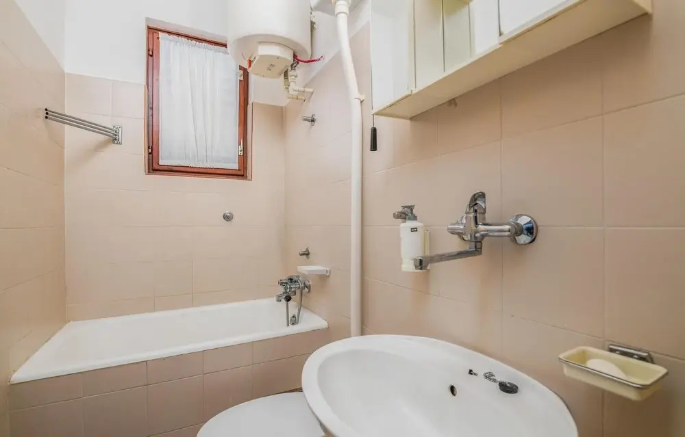 Stunning Home in Bascanska Draga With Wifi and 6 Bedrooms