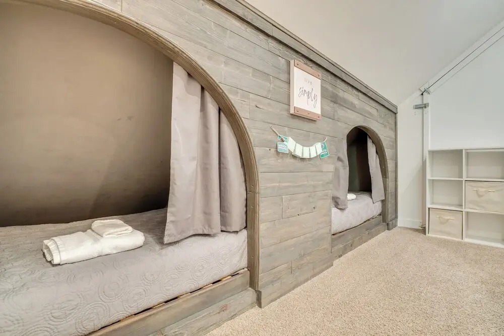Spacious Rustic Helen Abode ~ 1/2 Mi From Tubing!