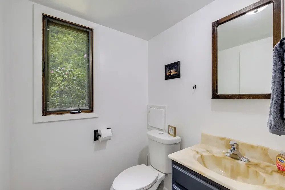 1 Mi to Freer Field: Ashland Home w/ Yard!