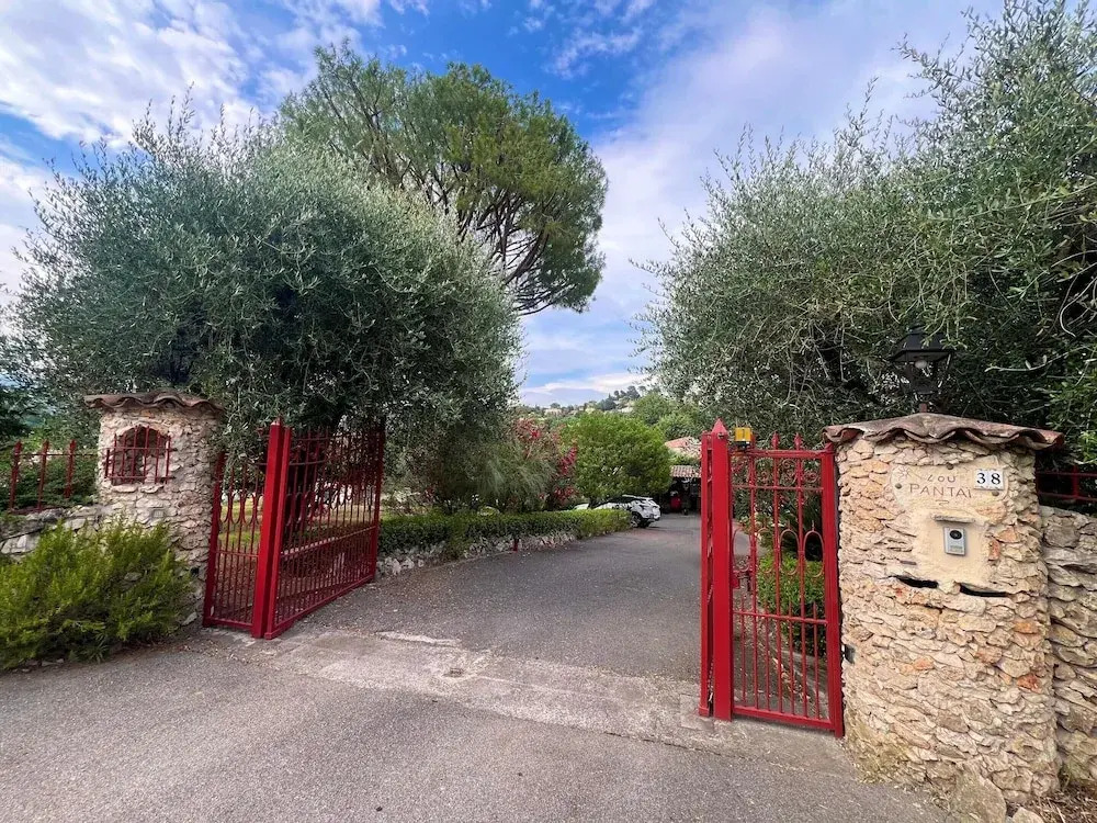 Small Holiday Home With Private Terrace and Shared Garden, Cagnes-sur-mer