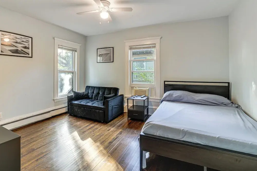 2 Mi to Dtwn! Walkable Minneapolis Apt w/ Deck