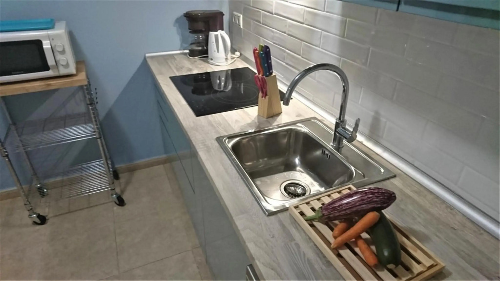 Fantastic apartment with private patio BEACH 10 mins walk