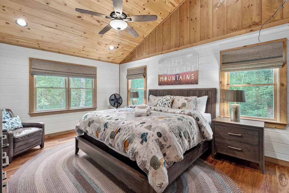 Luxury Mineral Bluff Cabin With Deck & Hot Tub!