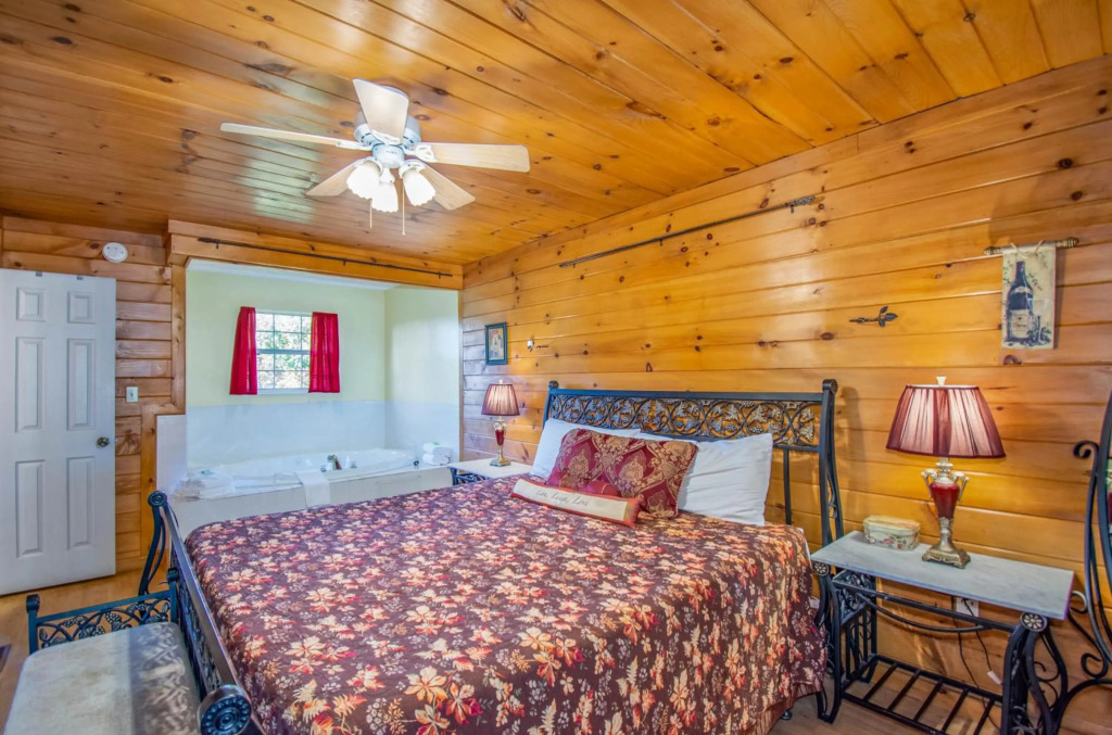 Ladybug Resort Romantic Cabin With Mountain Views, Game Room, Close to Dollywood