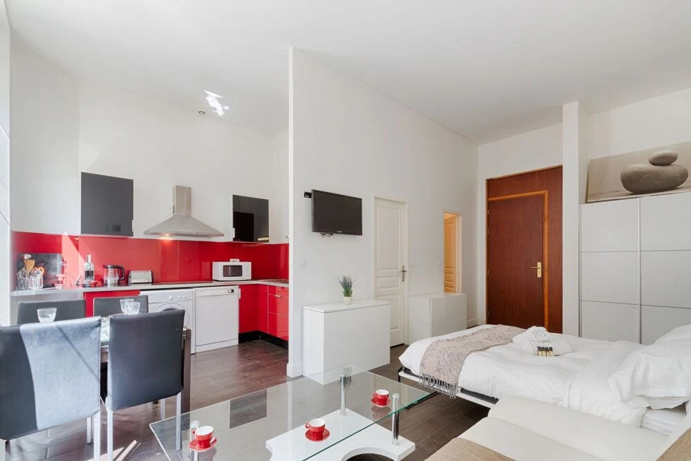 Modern Studio 3 Minutes From the Old Port!