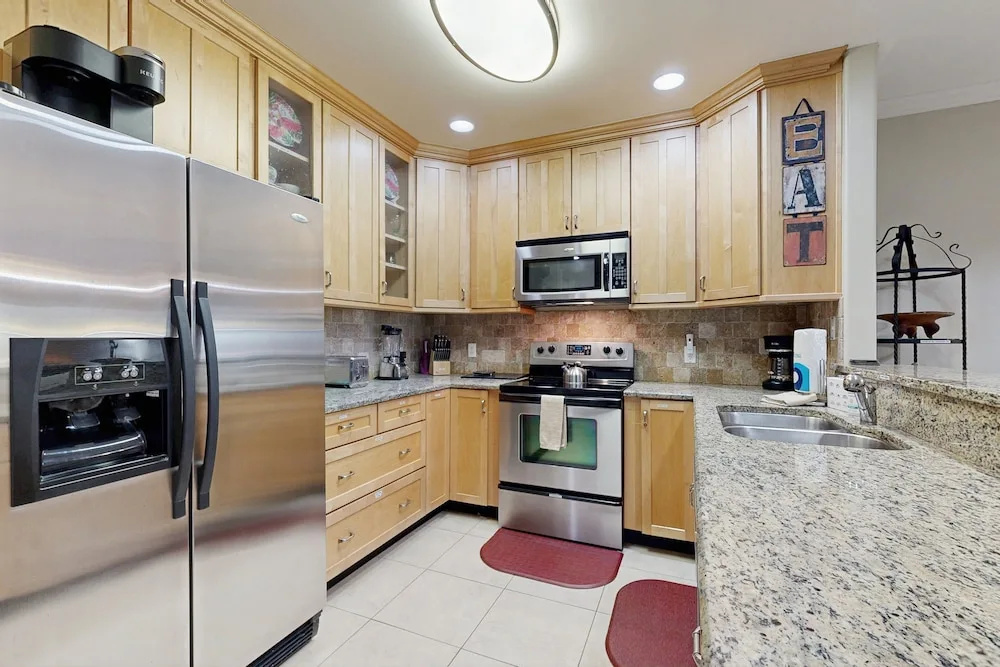 Dog-friendly Vacation Home Close to the Beach With Pool & Screened Porch