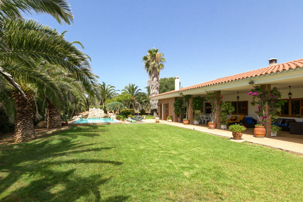 Villa Son Tretze by Villa Plus