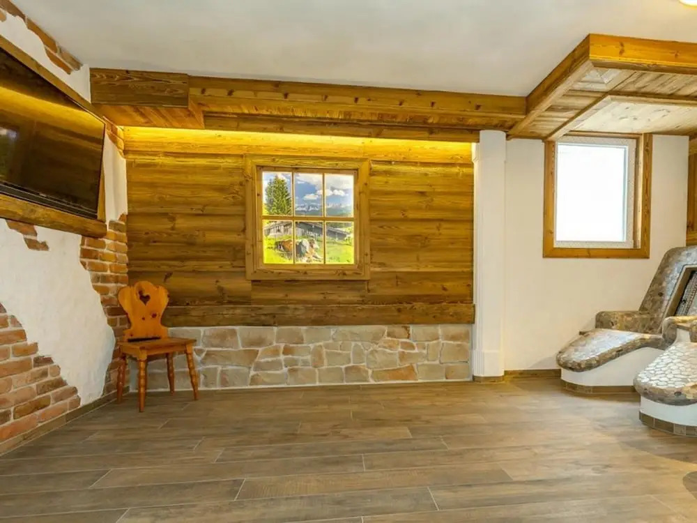 Chalet unter weissblauem Himmel