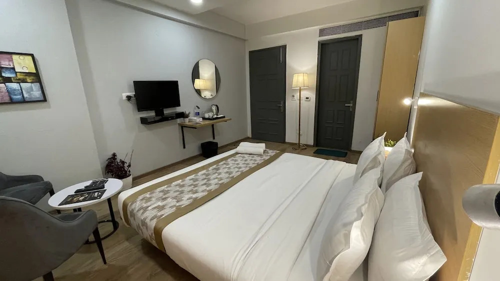 Lime Tree Hotel - Near Medanta Hospital