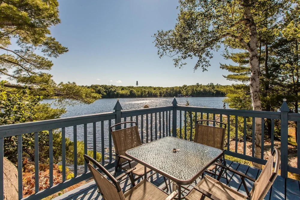 Magic on Little Go Home~3 bedroom cottage + guest cabin on 980 ft shore!